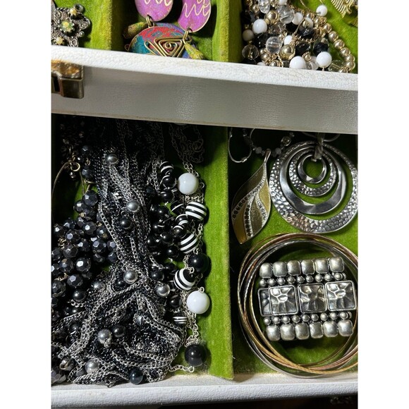 Estate Find - BUXTON Large Vanity Top Jewelry Box - Holds a Ton of Jewelry! EVC - Picture 9 of 12